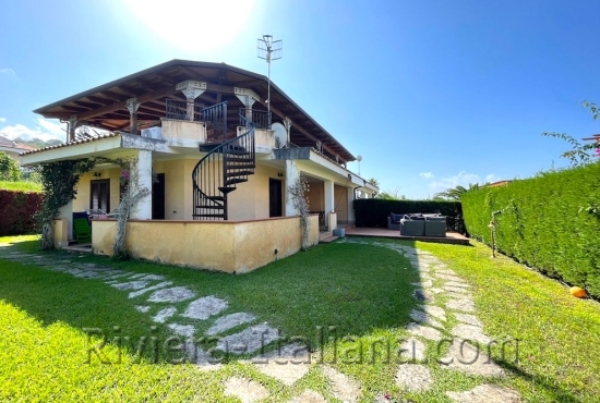 Semi detached home with sea views in Cirella 