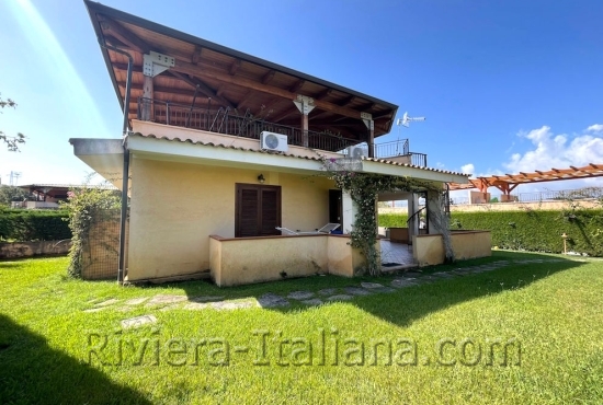 Semi detached home with sea views in Cirella 