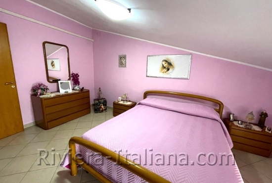 Spacious two-story apartment in Scalea